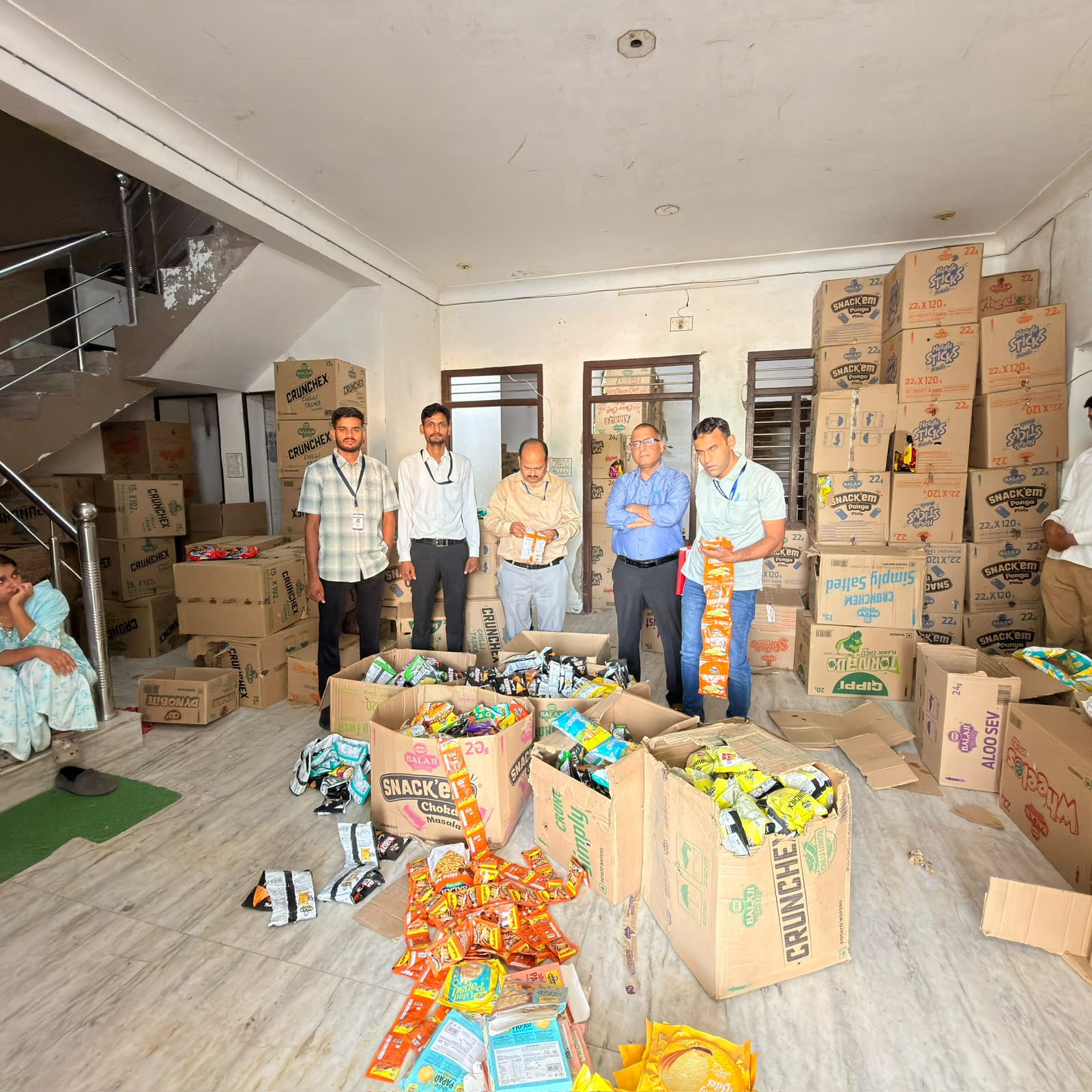 भीलवाड़ा में करीब 1000 पैकेट अवधिपार कुरकुरे-नमकीन नष्ट, गुलाबपुरा में 400 लीटर एक्सपायरी खाद्य तेल और 30 किलो मिर्च पाउडर करवाया टीम ने नष्ट