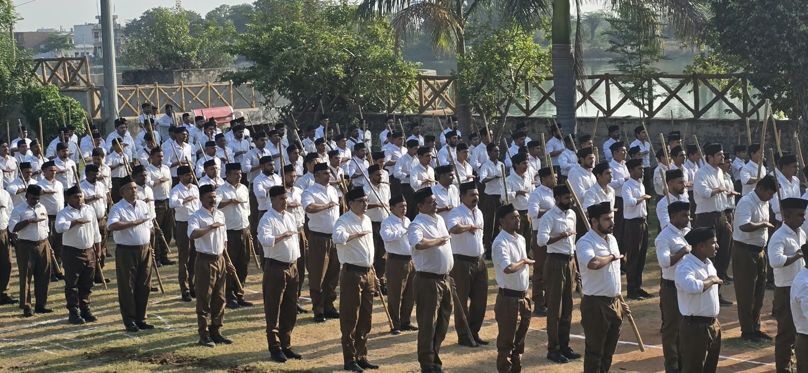 पुर में राष्ट्रीय स्वयंसेवक संघ का पथ संचलन निकला, पुष्पवर्षा कर नागरिकों ने किया स्वागत