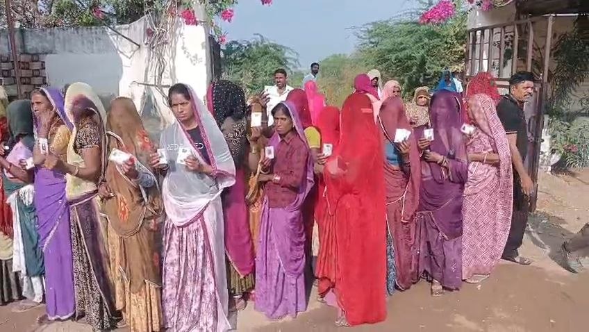 मुखिया चुनने के लिए ग्रामीणों में उत्साह, 1 बजे तक 42 प्रतिशत ने वोट डाला