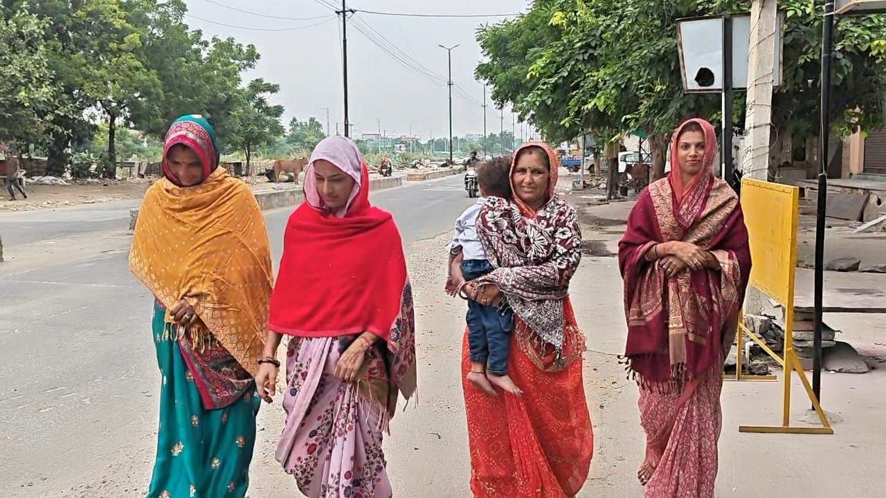 आसमान पर बादलों का पहरा, हवाओं ने कराया सर्दी का अहसास, घरों में बंद हुए कूलर-पंखे